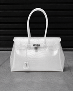 Sac Jelly Firkin Croco Ivory blanc nacré effet croco posé au sol, vue studio devant un rideau métallique
