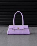 Sac baguette Jelly Firkin Amethyst violet améthyste posé au sol, vue studio devant un rideau métallique noir