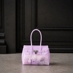 Mini sac Jelly Firkin coloris Lilac violet rempli d'objets, posé devant une porte sombre, vue alternative